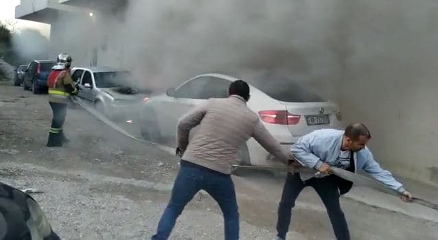 Video/ Përfshihet nga flakët një makinë në Vlorë
