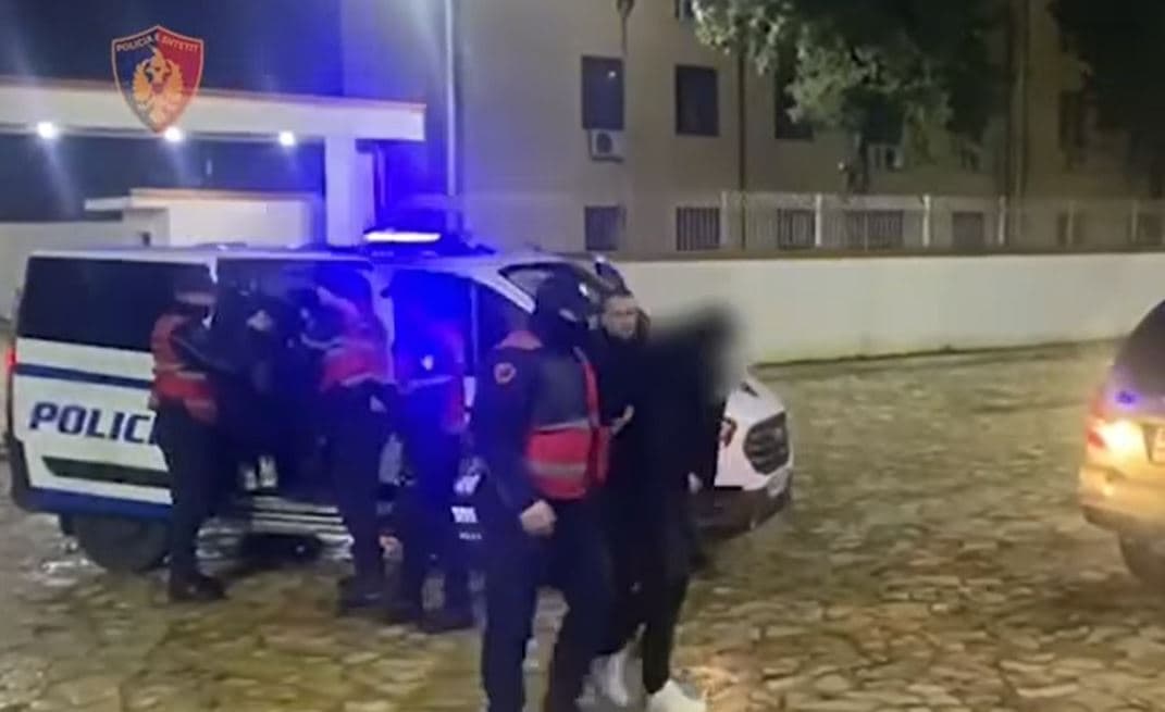 Shisnin drogë në lokale dhe pranë shkollave, dy të arrestuar, një tjetër në kërkim