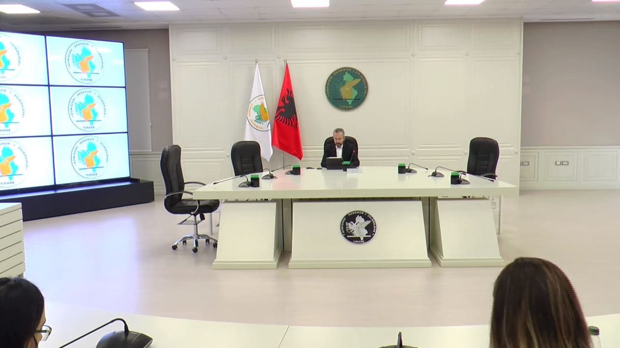     Organizimi i zgjedhjeve të pjesshme/ Celibashi: Në Bashkinë e Vorës do të aplikohet votimi elektronik (VIDEO)