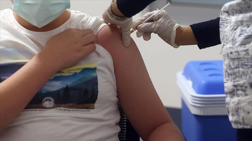 Fëmijët e vaksinuar kanë gjysmën e rrezikut të infektimit me Omicron krahasuar me të pavaksinuar