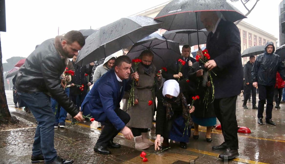  11 vite nga 21 janari/ Rama së bashku me familjarët e viktimave zhvillojnë homazhe