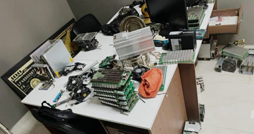 Zbulohet magazina e kriptomonedhave në Shijak, sekuestrohen 210 makineri