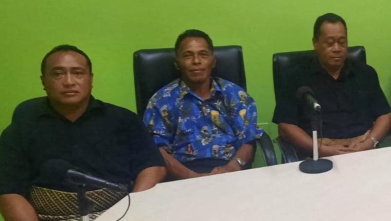 Burri nga Tonga mbijeton 27 orë në det pasi cunami goditi ishullin