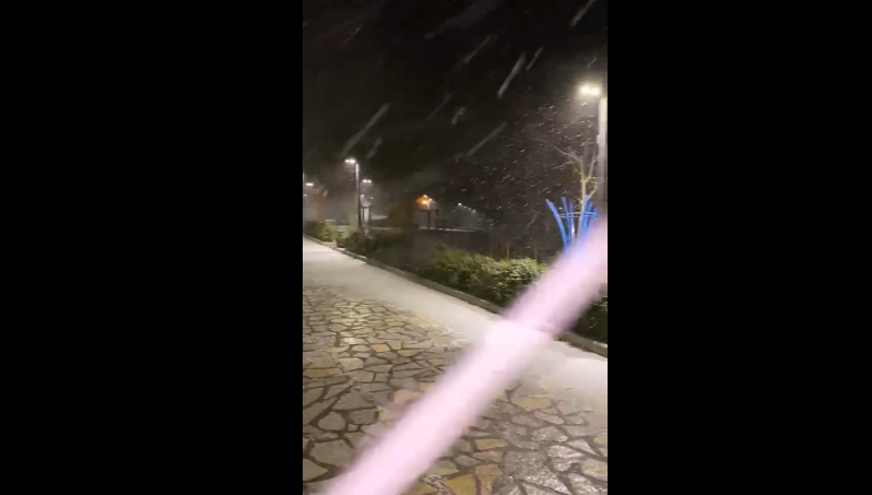 Nisin reshjet e dëborës në Llogara, ARRSH: Bëni kujdes në lëvizje (VIDEO)
