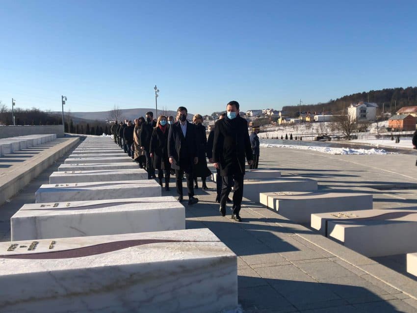 Përvjetori i 24-të i sulmeve serbe/ Kurti bën homazhe te Kompleksi Memorial “Adem Jashari” në Prekaz