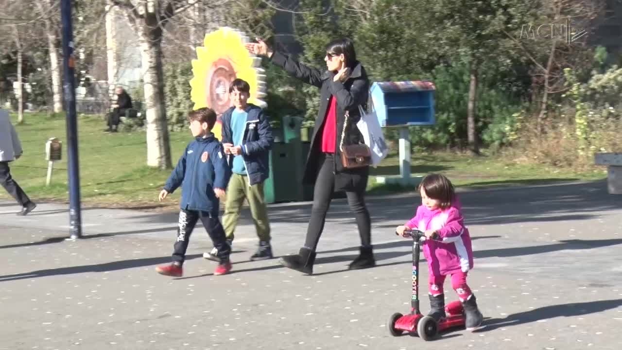 Mbyllja e shkollave penalizon prindërit (VIDEO)
