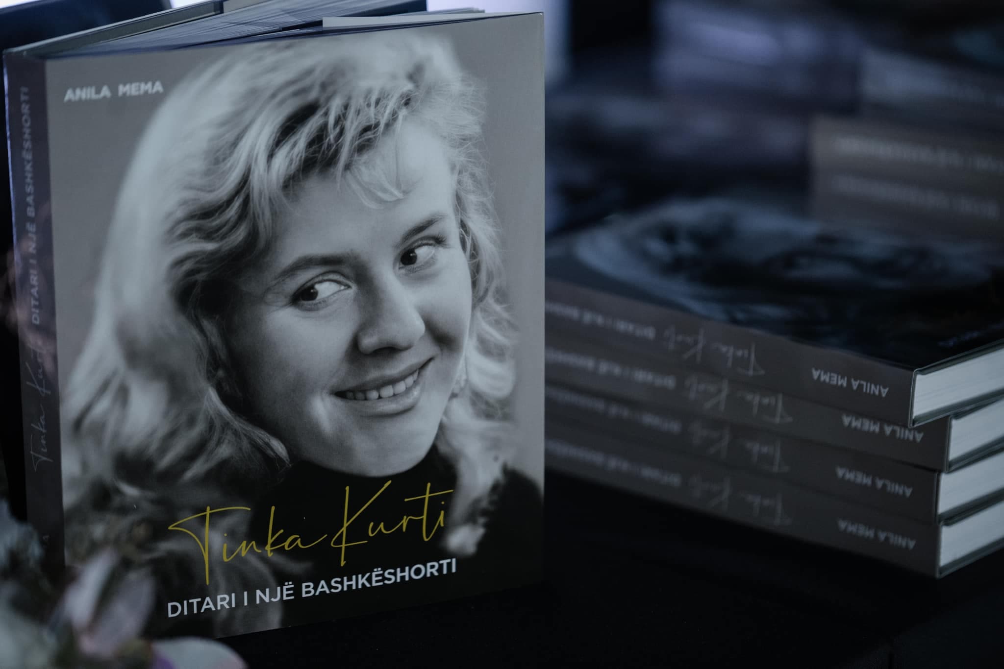       Promovohet libri për aktoren e madhe “Tinka Kurti-Ditari i një bashkëshorti”