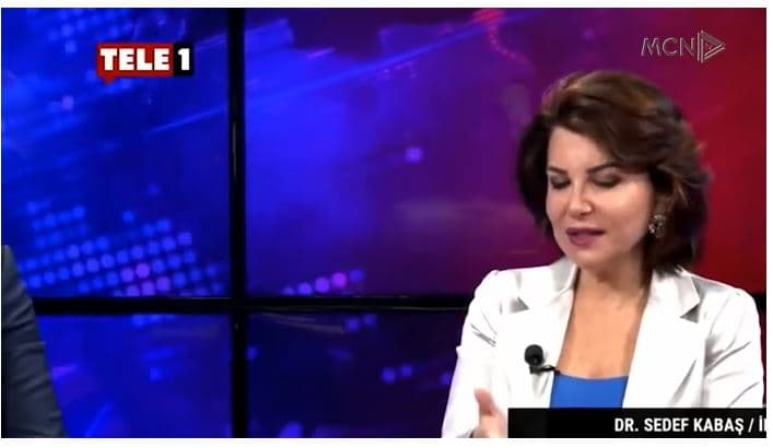 ‘Një derr nuk bëhet dot mbret”, gazetarja turke Sedef Kabas “kryqëzohet” në gjykatën turke (VIDEO)