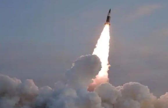 Emiratet e Bashkuara Arabe shkatërrojnë dy raketa balistike mbi Abu Dhabi