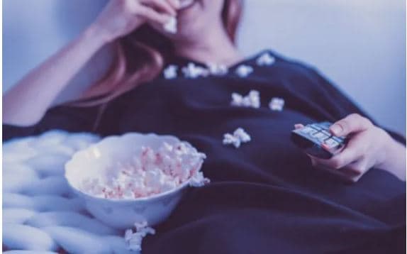 Shikimi i tepërt i televizorit rrit rrezikun e mpiksjes së gjakut