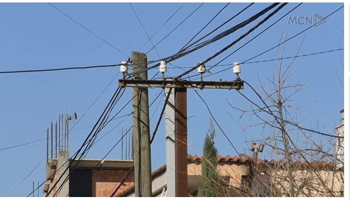 Tirana pa energji në disa zona, banorët: Shërbimi i Klientit nuk përgjigjet (VIDEO)