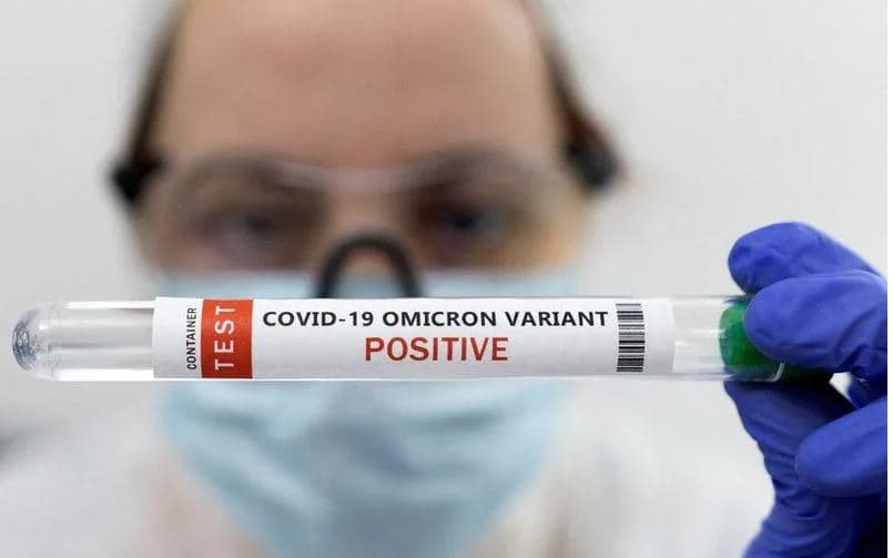 Omicron mbijeton më gjatë në lëkurë dhe plastikë sesa variantet e mëparshme