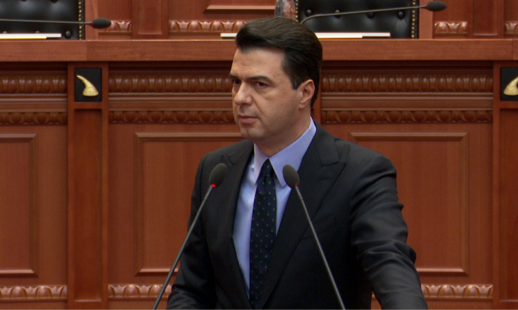 Basha: Rama udhëtime me charter luksoz me paratë e shqiptarëve, qeveria paguan skenat e krimit