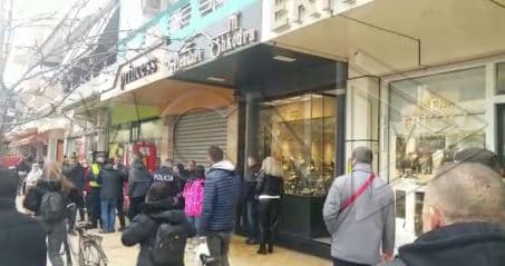 Tentuan të grabisin argjendarinë në Shkodër, arrestohen burrë e grua  (EMRAT)