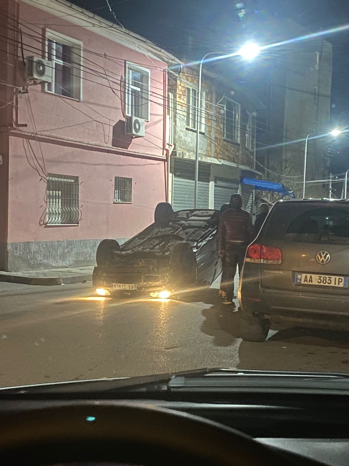 Elbasan, makina përmbyset në rrugë