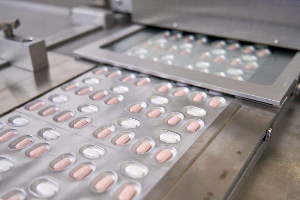 Britania nga 10 shkurti gati pilulën Pfizer për njerëzit me imunitet të dobët