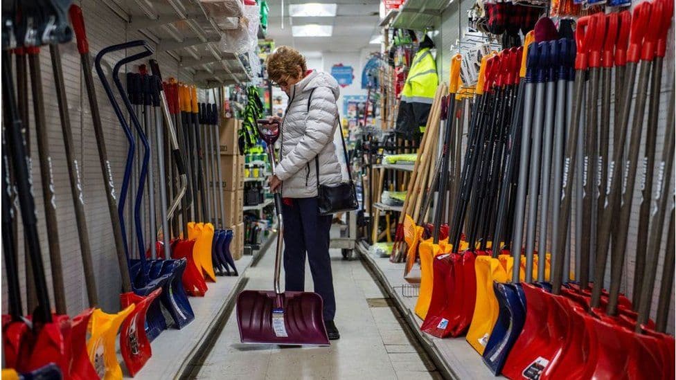 SHBA përgatitet për një stuhi të madhe bore, anulohen mbi 5,000 fluturime