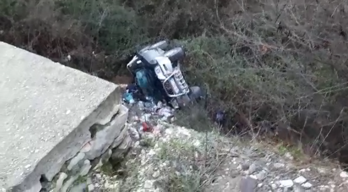 Makina bie nga lartësia në Berat/ Lëndohen tre anëtarët e një familje