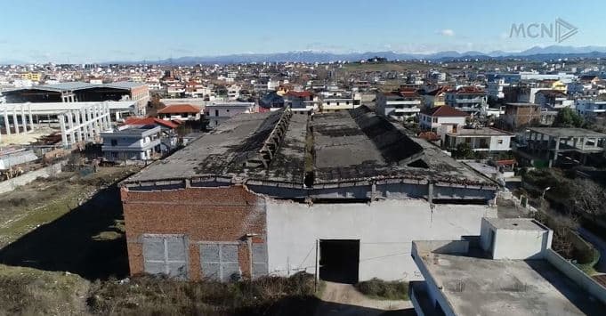Godina që rrezikon jetën e banorëve: Detyrohemi të kalojmë përmes, s’kemi rrugë alternative (VIDEO)