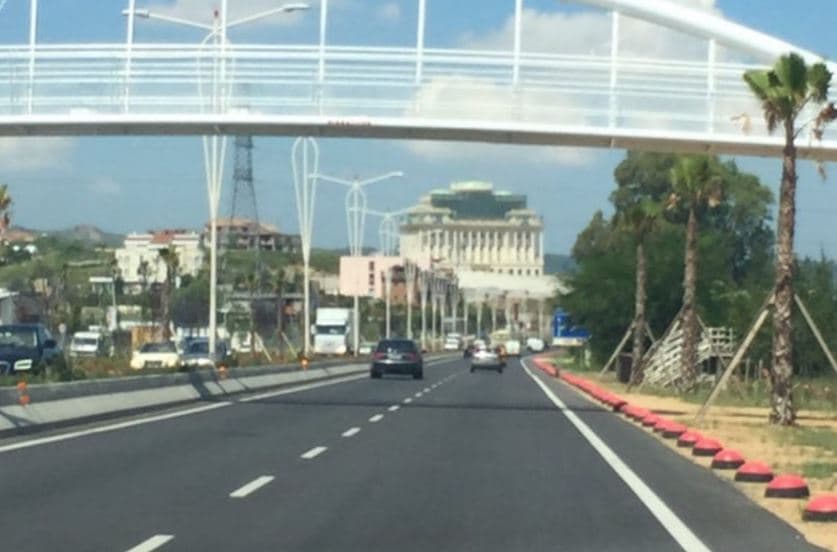 Zjarr në një hotel në Rinas, policia dhe zjarrfikëset në vendngjarje