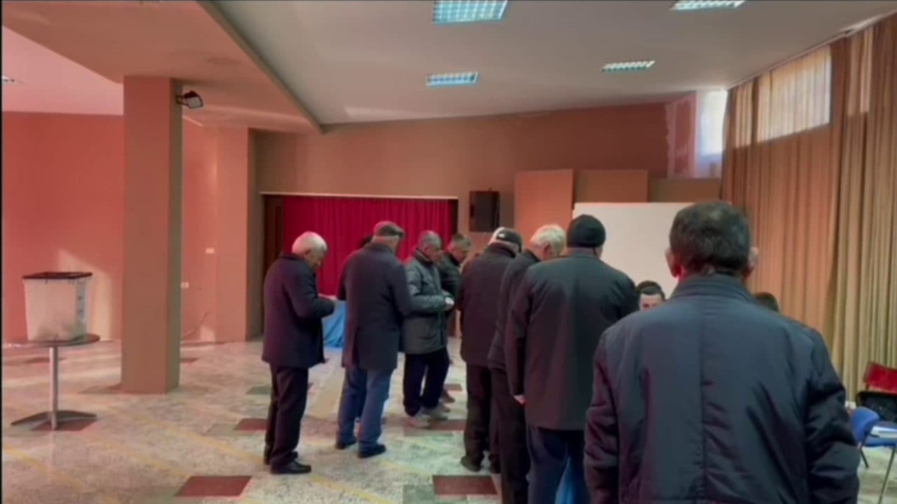 Demokratët votojnë në primare/ Ademi: Nuk e njoh Lulzim Bashën (VIDEO)