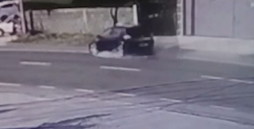 Video/ Aksidenti në Elbasan, momenti kur makina hedh disa metra në ajër 50-vjeçaren