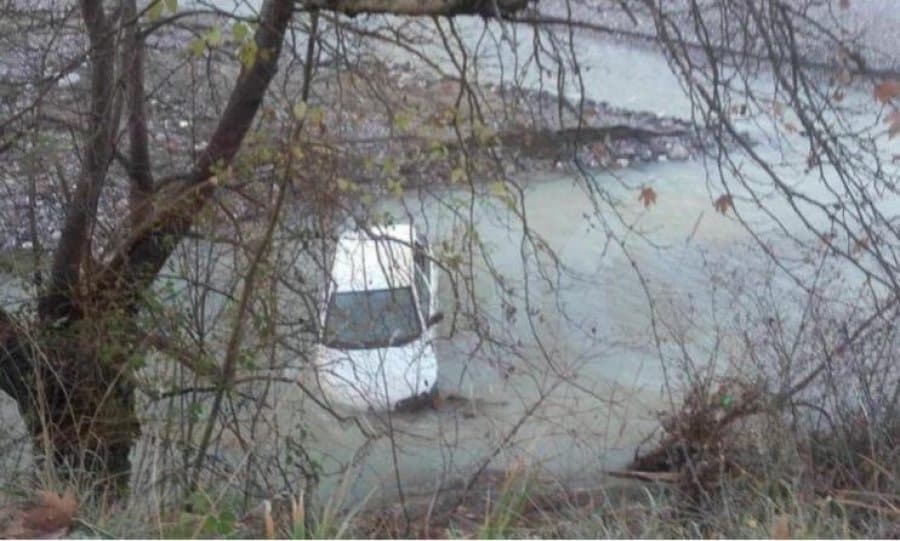 Makina me 4 persona përfundon në lumin Shkumbin
