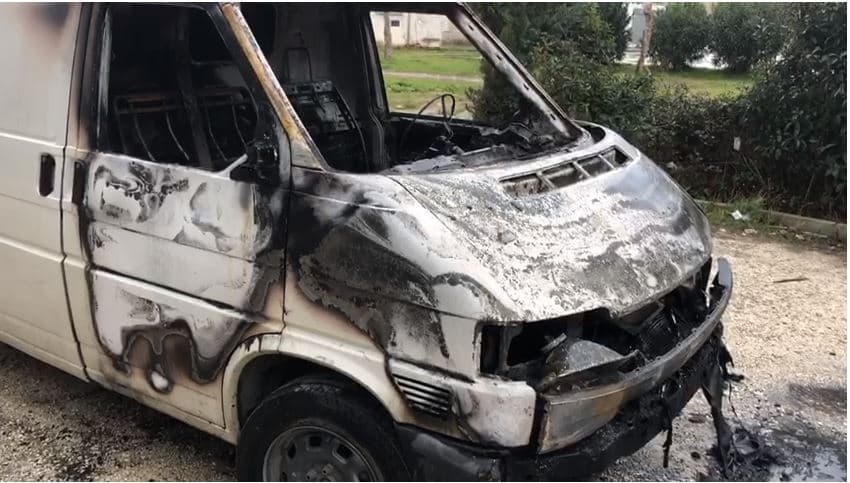  Përfshihet nga flakët një furgon në Vlorë