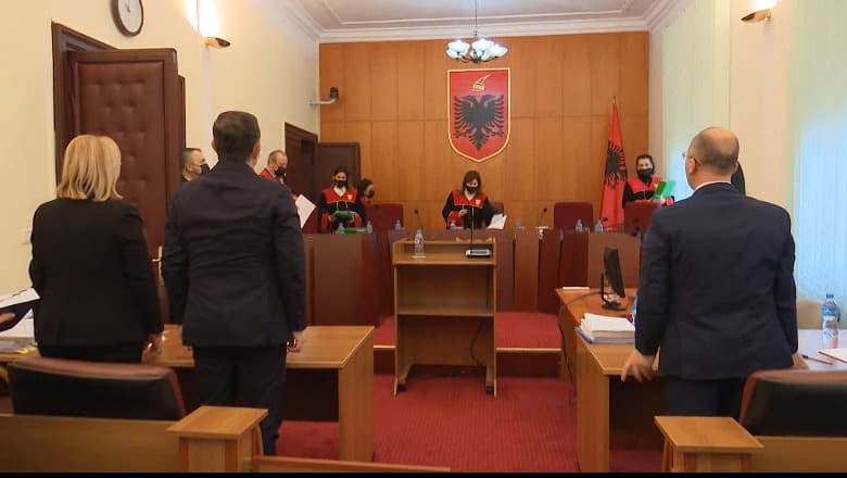 Shkarkimi i Metës/ Asnjë gjyqtar në Kushtetuese nuk dorëhiqet nga çështja