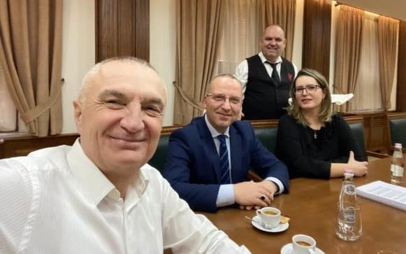 Shkarkimi i Presidentit/ Meta nuk merr pjesë në seancë, dërgon dy përfaqësuesit ligjor