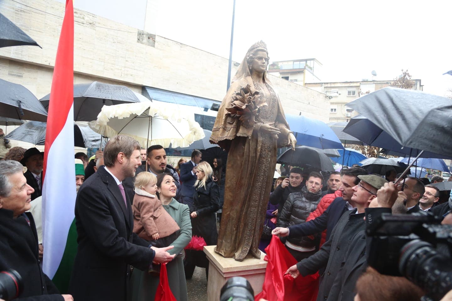 Përurohet statuja e Mbretëreshës Geraldinë te Bulevardi “Zogu I” (VIDEO)