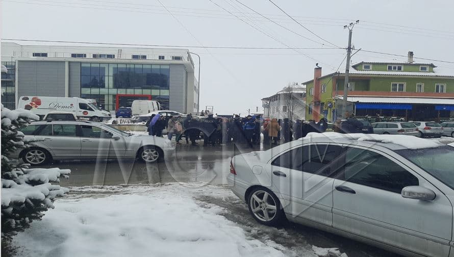 Kërkojnë deklarimin e pagës minimale sipas ligjit, punonjëset e një rrobaqepësie në protestë (VIDEO)