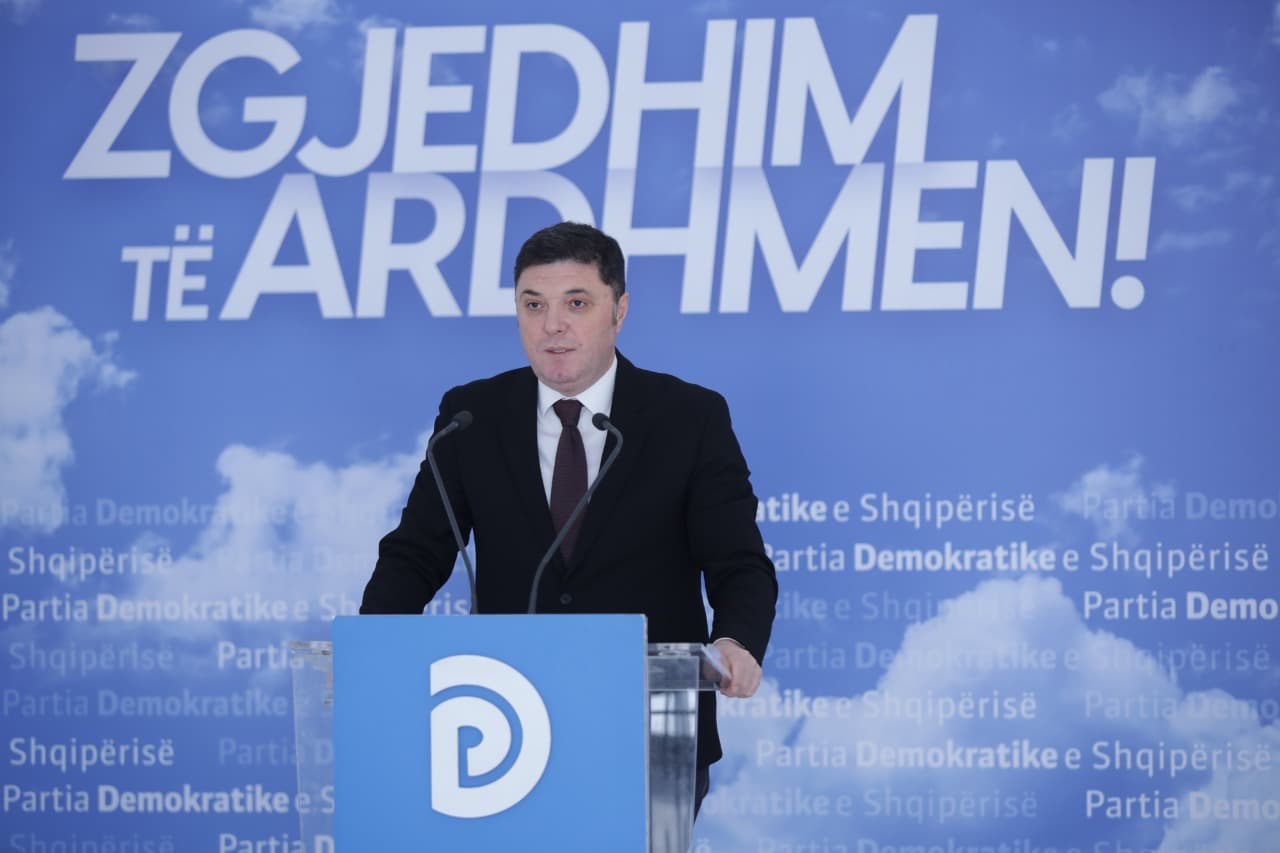 Denoncime për udhëtimet e kryeministrit/ Çollaku: Rama refuzon të përgjigjet për luksin e tij