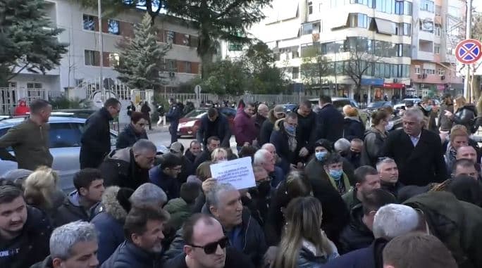 Protesta para Ambasadës/ Qytetarët thirrje për Yuri Kim: S’kemi shpresa, na jepni viza të largohemi (VIDEO)