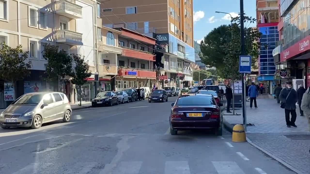 Parkime në rrugë dhe mbi trotuare (VIDEO) 