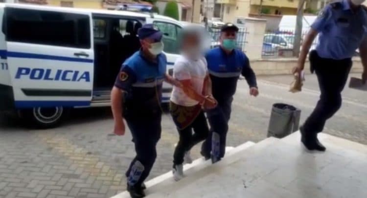 Shkaktoi aksident dhe ia mbathi, në pranga i riu pasi u ofroi lekë policëve