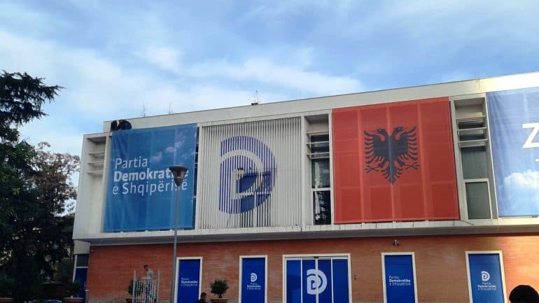 Berisha prezantoi kandidatin, reagon selia blu: Janë pjesë e LSI-së, s’kanë lidhje me PD-në
