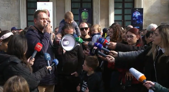  Shpronësimet/ Banorët e “5 Majit”, Laprakës dhe Paskuqanit protestë para Kryeministrisë (VIDEO)