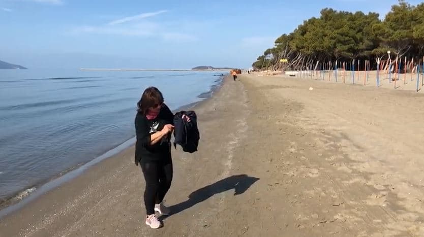 Video/ Qytetarët vlonjat zgjedhin bregdetin për të kaluar fundjavën