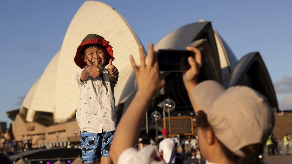 Australia rihap kufijtë për turistët e huaj