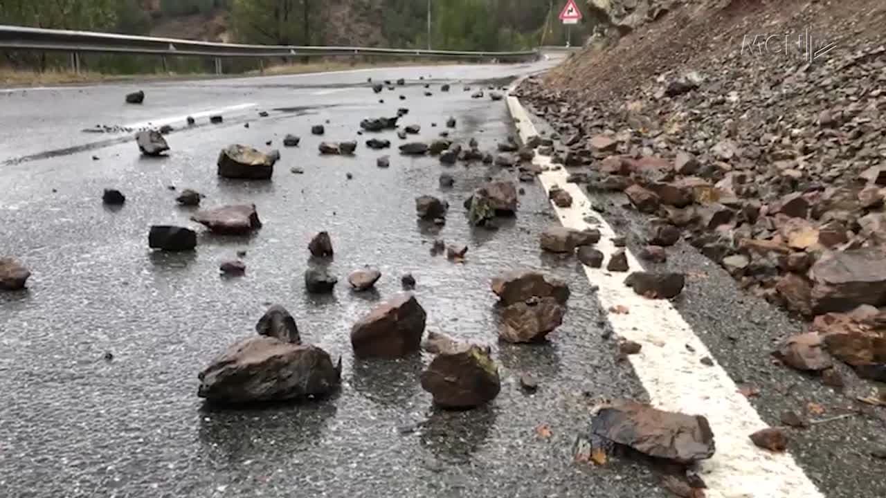 Gurët bllokojnë rrugën Skuraj-Burrel (VIDEO)