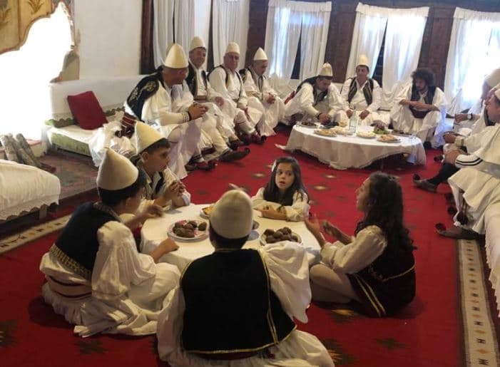 Dasma gjirokastrite, vajza që hodhi shifonin e zi