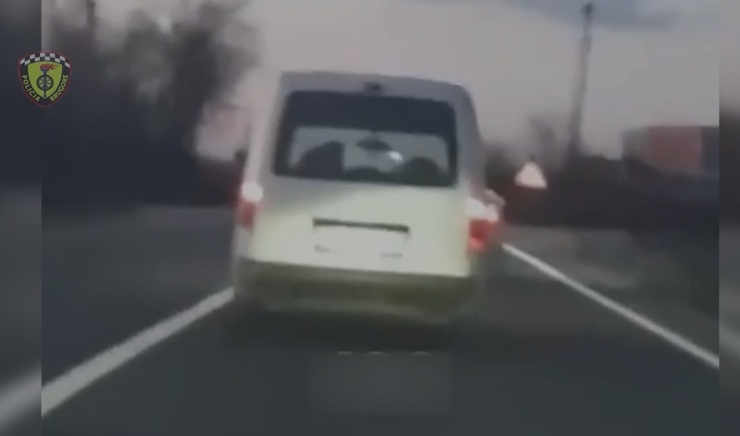 Kryente manovra të rrezikshme në rrugë, shoferi ndëshkohet me 8 mijë lekë gjobë (VIDEO)