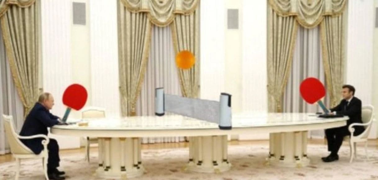 Shkak për meme, arsyeja e përdorimit të tavolinës 6 metër në takimin Putin-Macron