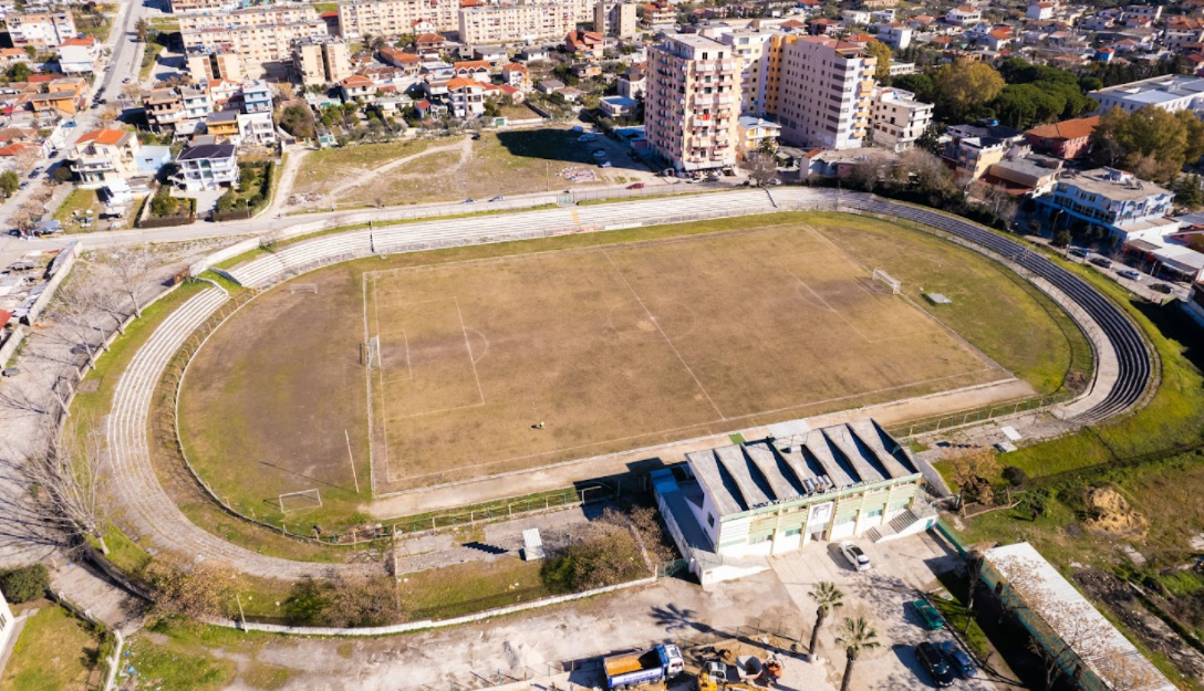 Nisin punimet në Lushnje për një kompleks futbolli