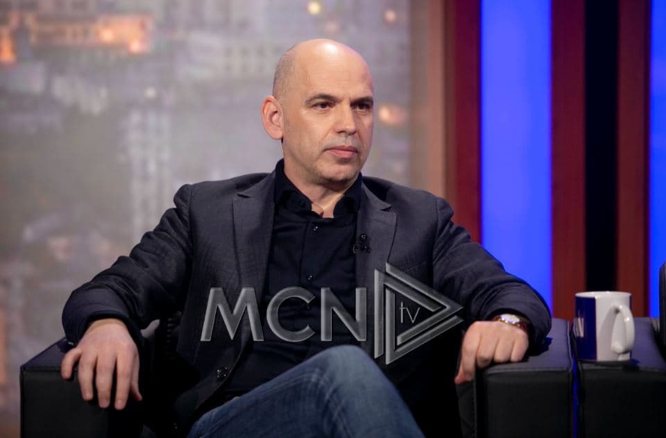 Posteri/ Rubens Shima tregon dallimin mes propagandës fashiste dhe komuniste në Shqipëri