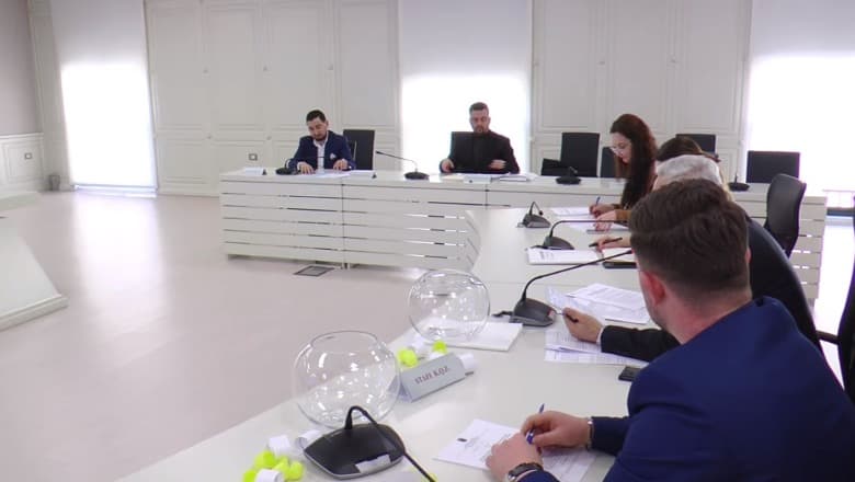 Zgjedhjet e 6 marsit/ KQZ miraton renditjen e subjekteve zgjedhore në fletën e votimit për 6 bashkitë