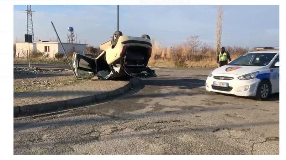 Aksident në Lezhë, makina përmbyset në rrugë (VIDEO)