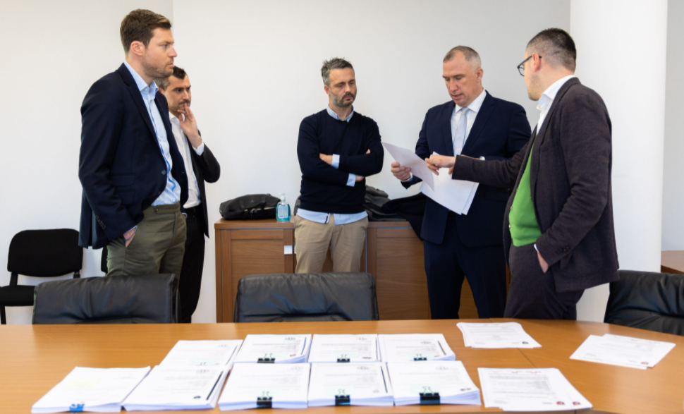 Zgjedhjet për kreun e FSHF, delegacioni i UEFA-s mbërrin në Tiranë