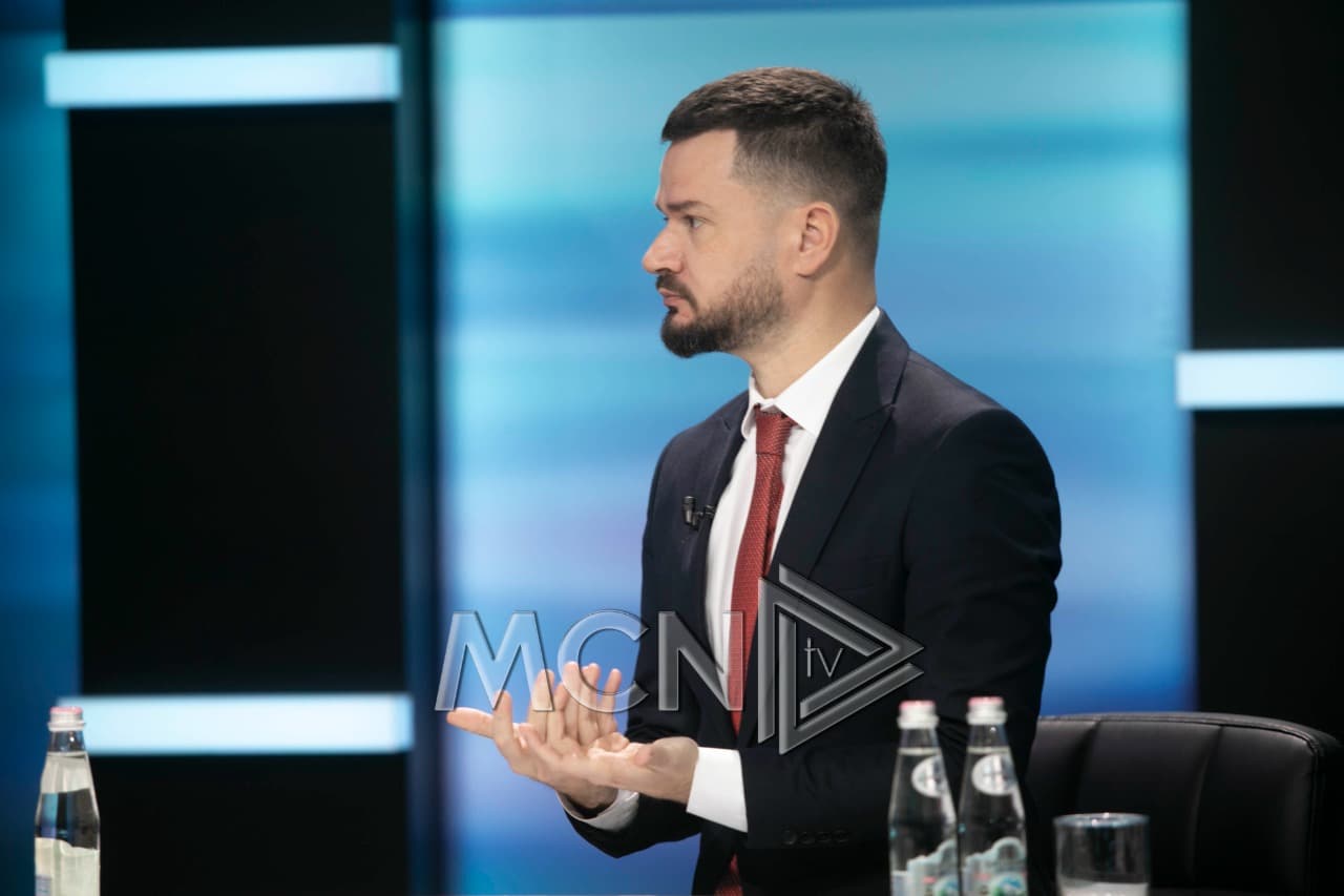 “Bashkëpenëmbajtësi”, Curri: Qesharake të hysh mes dy superfuqive dhe të bësh sikur negocion